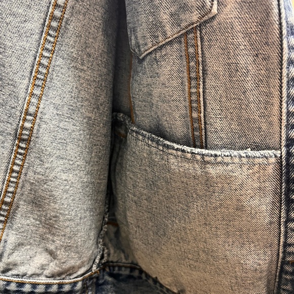 This light wash denim jacket is a vintage piece from the Jennifer Moore brand. - Picture 8 of 10